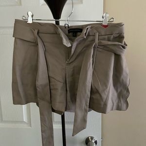 Gorgeous shorts with details and belt